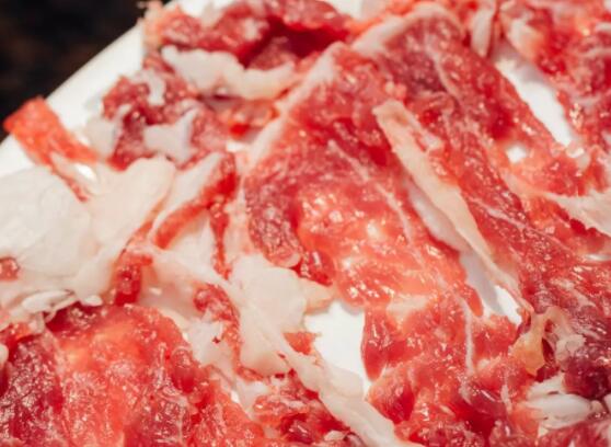 吃火锅涮牛肉