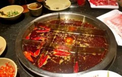 青岛好吃的火锅店，火到深夜还在排队!